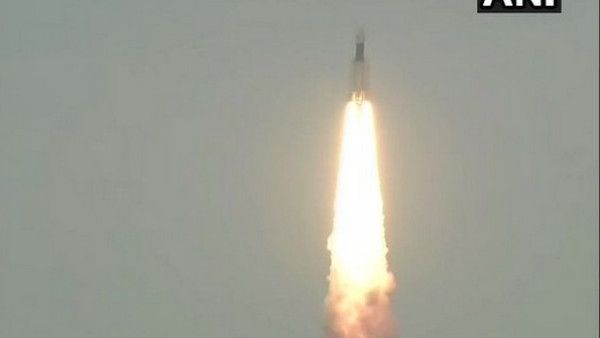 इसरो के हिस्‍से आई कामयाबी, मुश्किल बाधा पार कर चद्रयान-2 चंद्रमा की कक्षा में पहुंचा