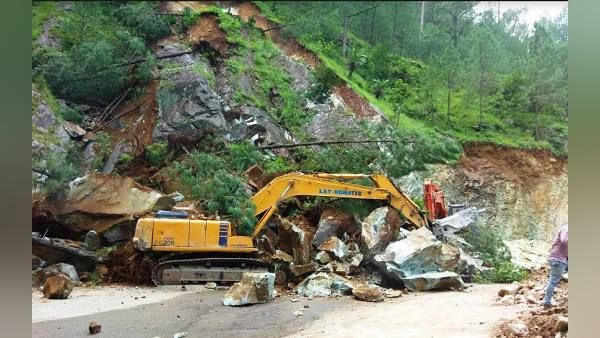 उत्तराखंड में पहाड़ ढहने से बद्रीनाथ हाईवे तबाह, जेसीबी मशीनें दबीं, 2 हजार से ज्यादा लोग फंसे