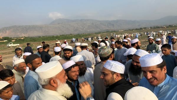 दुनियाभर में इस तरह मनाया गया ईद-अल-अधा का त्योहार, गले मिलकर दी गई बधाईयां