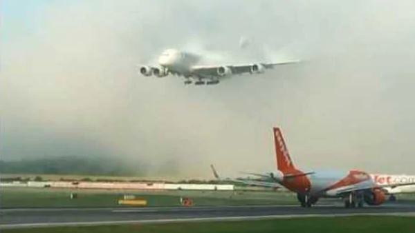 Video: जब जादूई अंदाज में रनवे पर उतरा हवाई जहाज तो लोग बोले - भई वाह