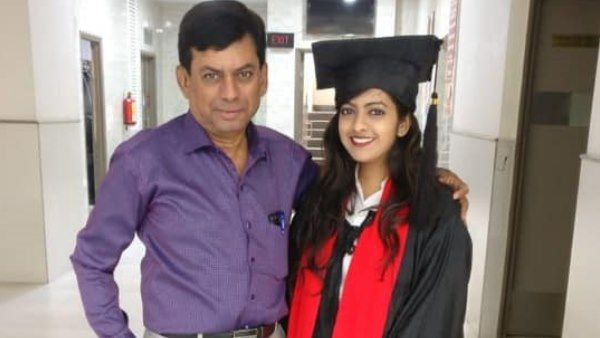 पैसों की कमी के चलते पिता नहीं कर पाए पढ़ाई, अब बेटी का जूनियर बन एक ही कॉलेज में कर रहे स्टडी