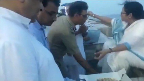 सीनियर IPS अफसर ने छुए ममता बनर्जी के पैर, BJP ने शेयर किया VIDEO