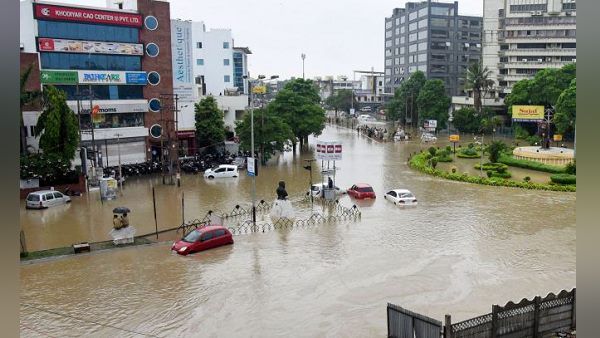 विश्वामित्री नदी परियोजना पर अमल होता तो वडोदरा बाढ़ से बच जाता, 48 घंटे बाद भी आधा शहर पानी में