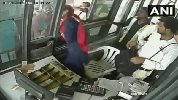 हरियाणा: टोल प्लाजा पर एक कार ड्राइवर ने महिला कर्मचारी से की मारपीट, वीडियो वायरल