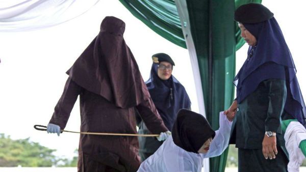 शादी से पहले 'संबंध बनाने' पर मिली 100 कोड़ों की 'खूनी सजा,' लोगों के सामने पुलिस ने बरसाए कोड़े