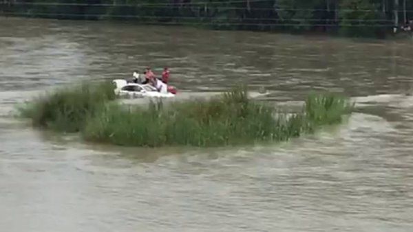 पापा ने नहीं दिलाई जगुआर तो बेटे ने गुस्से में नदी में बहा दी BMW कार