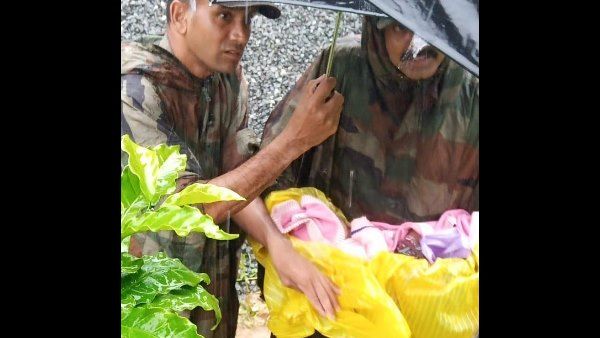 केरल बाढ़: बचाव दल ने बचाई नवजात की जान, आर्मी जवान की गोद में बच्चे की तस्वीरें वायरल