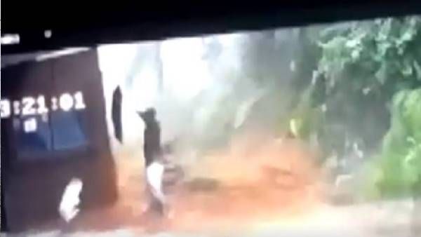 VIDEO: भूस्खलन और पानी के तेज बहाव में बह गया पूरा परिवार, नहीं चला किसी का पता