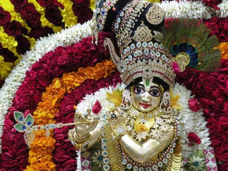 Krishna Janmashtami पर बेंगलुरु में भगवान कृष्‍ण का 108 नदियों के जल से किया जा रहा महाभिषेक