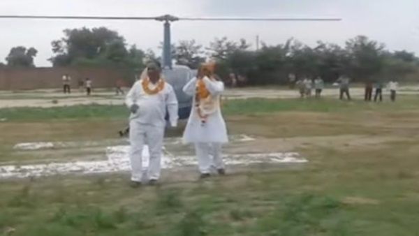 रिटायरमेंट पर हेलिकॉप्टर से गांव लौटा चपरासी, सपना पूरा करने के लिए खर्च किए 3.25 लाख रुपये