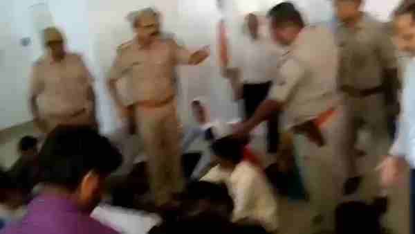 प्रदर्शन कर रहे अभ्यर्थियों को इंस्पेक्टर ने धमकाया, बोला- सब पर लगवा दूंगा 302 फिर बनाते रहना VDO