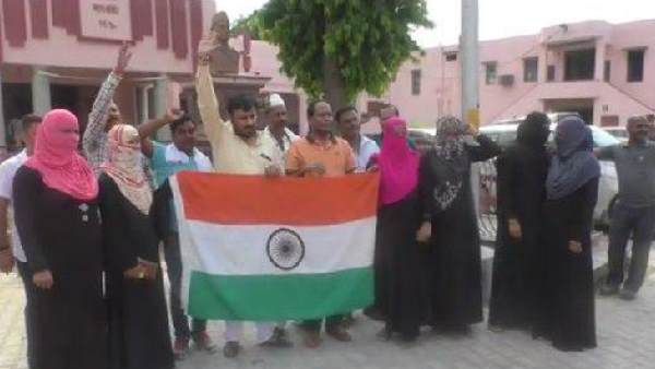 जम्‍मू-कश्‍मीर से धारा 370 हटाने पर मुस्लिम महिलाओं ने फहराया तिरंगा, ढोल-नगाड़ों पर डांस, बांटी मिठाई