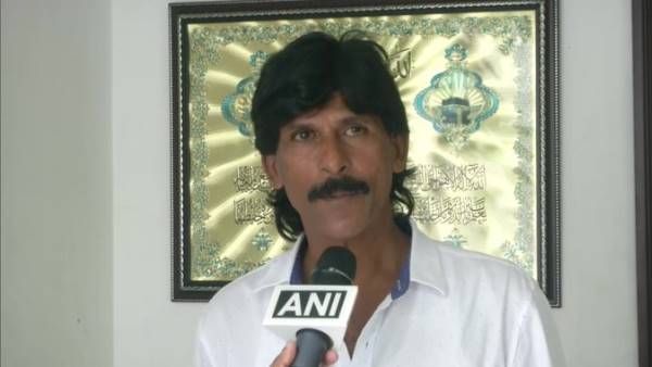 VIDEO: गारमेंट्स विक्रेता ने अनोखे तरीके से मनाई ईद, बाढ़ पीड़ितों के लिए दान किए सारे नए कपड़े