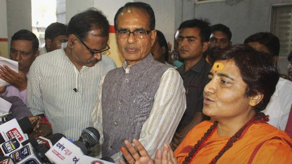 Article 370: शिवराज के बचाव में उतरीं साध्वी प्रज्ञा, जवाहर लाल नेहरू को बताया अपराधी