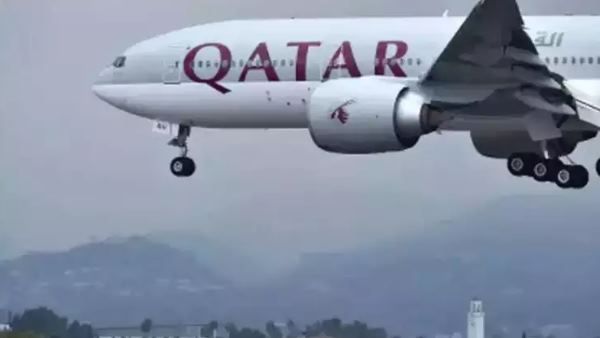 इंजन में छेद के चलते कतर एयरवेज को करानी पड़ी फ्लाइट की आपात लैंडिंग, सुरक्षित उतरे तो यात्रियों ने....