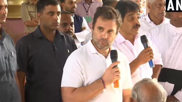 बाढ़ पीड़ितों का हाल लेने वायनाड पहुंचे राहुल गांधी, राहत शिविरों का किया दौरा