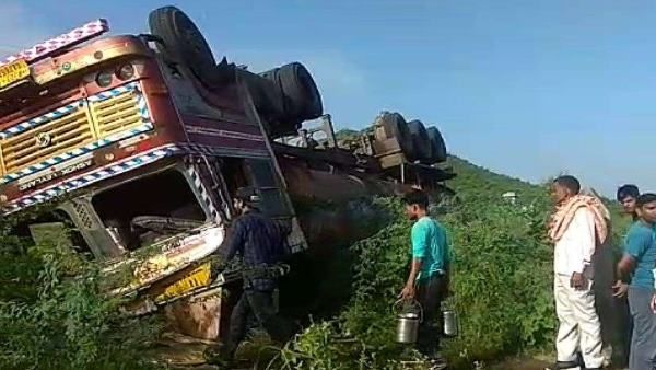 राजस्थान : दूध व घी के बाद बहा रिफाइंड ऑयल, लोगों में मची बर्तनों में तेल भरकर ले जाने की होड़