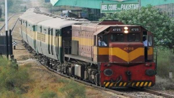 पाकिस्तान ने रोकी समझौता एक्सप्रेस, फंसे यात्रियों को लाने के लिए भारत ने भेजा इंजन-गार्ड