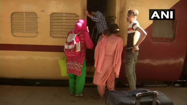 76 भारतीय और 41 पाक नागरिकों को लेकर दिल्ली पहुंची समझौता एक्सप्रेस