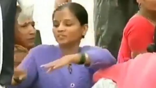 VIDEO: सेना के जवान के पैर छूती महिला का वीडियो दे गया इंसानियत का भावुक मैसेज