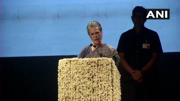 शीला दीक्षित को याद कर भावुक हुईं सोनिया, कहा- उन्होंने बड़ी बहन के रूप में मेरा मार्गदर्शन किया