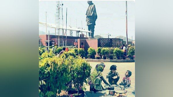 दुनिया की सबसे ऊंची मूर्ति के पास बनेंगे होटल-मॉल, घर-बाड़े छिनने के ​विरोध में 5 हजार आदिवासी