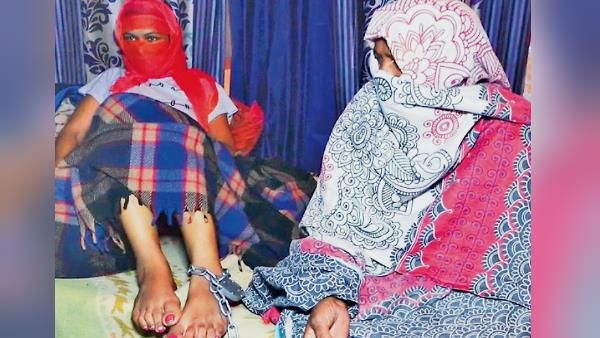 ब्यूटी पार्लर में काम करने वाली बेटी को लगी 'जानलेवा' लत छुड़ाने के लिए मां ने उसे जंजीर से बांध पैर में लगाया ताला