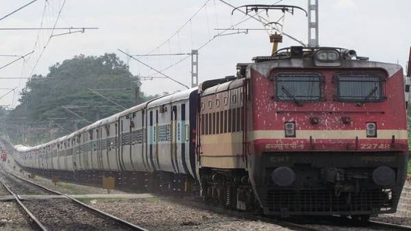 बारिश की वजह से आज रद्द हैं ये ट्रेनें, सफर से पहले चेक कर लें लिस्ट