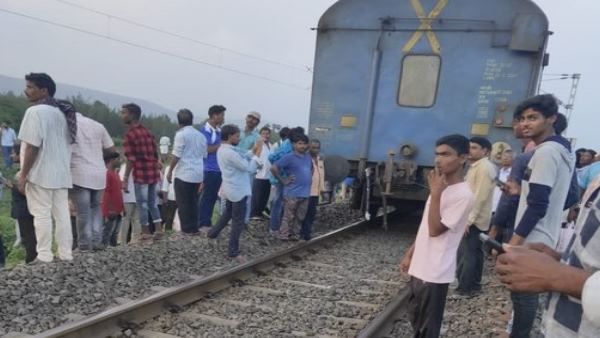 ट्रेन की बोगियों को पीछे छोड़ 10 किलोमीटर आगे निकल गया इंजन, जानिए फिर क्या हुआ