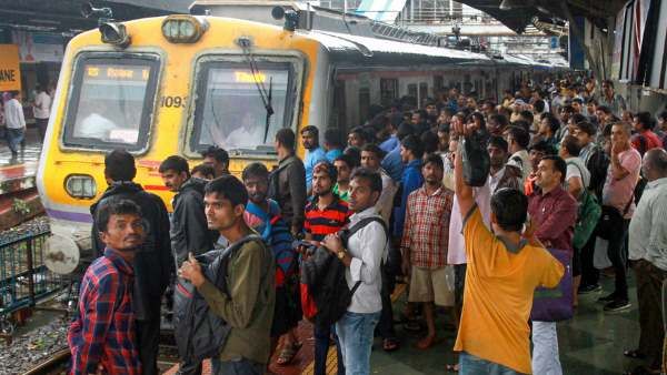 मंदी की आहट के बीच मोदी सरकार का बड़ा फैसला, रेल टिकट की कीमत में बड़ी बढ़ोतरी