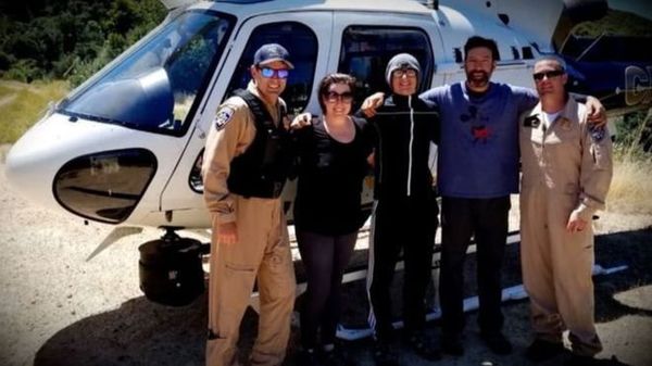 झरने में फंसा परिवार नायाब तरीके से बच निकला