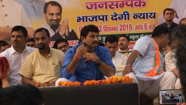 जब मंच पर ही शेविंग करने लगे बीजेपी प्रदेश अध्यक्ष मनोज तिवारी, बताई ये वजह....