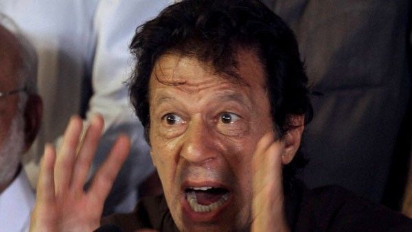 बाहर हुई जग हंसाई, अब घर में भी हो रही पाक पीएम की धुलाई