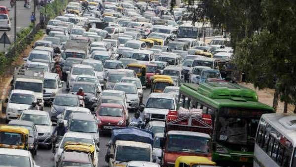 अगस्त में कारों की बिक्री में 41.09 फीसदी की गिरावट, 21 साल बाद दिखी इतनी बड़ी गिरावट