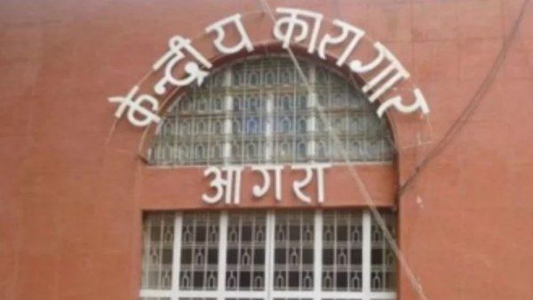 यूपी की जेलों में बंद है सैकड़ों कश्मीरी, बने हैं अलग बैरक और परिजनों को नहीं है मिलने की परमिशन