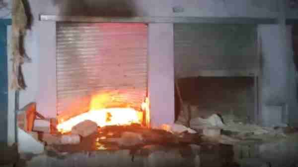 नौवीं की छात्रा के अपहरण के बाद आगरा में हुआ बवाल, 15 दुकानें फूंकीं, घरों में की तोड़फोड़