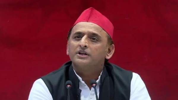 अखिलेश यादव ने कसा तंज, कहा- योगी सरकार IIM से सीखे सड़कों पर गाय को कैसे हटाएं