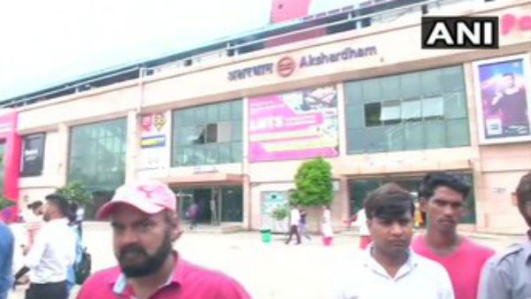 दिल्‍ली: अक्षरधाम मंदिर के पास पुलिस की कमांडो टीम पर बंदूकधारी बदमाशों ने किया हमला