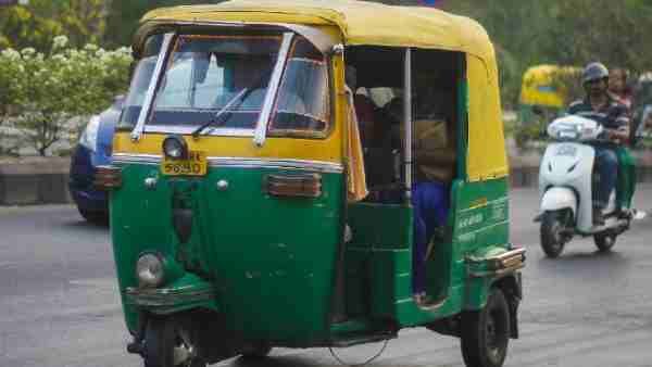 कैब का इंतजार कर रही महिला के सामने ऑटो र‍िक्शा ड्राइवर करने लगा गंदी हरकत, फिर...