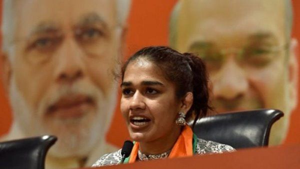 चाहे जो भी हो, छोटे कपड़ों से महिलाओं का चरित्र नापने वालों के खिलाफ खड़ी रहूंगी: पहलवान बबीता फोगाट