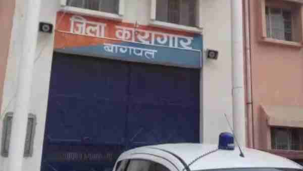 कोर्ट से प्राइवेट पार्ट में छिपाकर लाए मोबाइल और चरस, हालत खराब होने पर खुली पोल