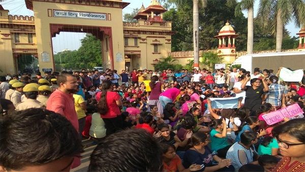 BHU: छात्रों के विरोध के बाद छेड़खानी के आरोपी प्रोफेसर लंबी छुट्टी पर भेजे गए