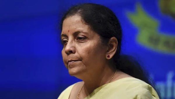 अर्थव्यवस्था, ई-सिगरेट बैन पर किरण मजूमदार के ट्विटर पर सवाल, सीतारमण के जवाब