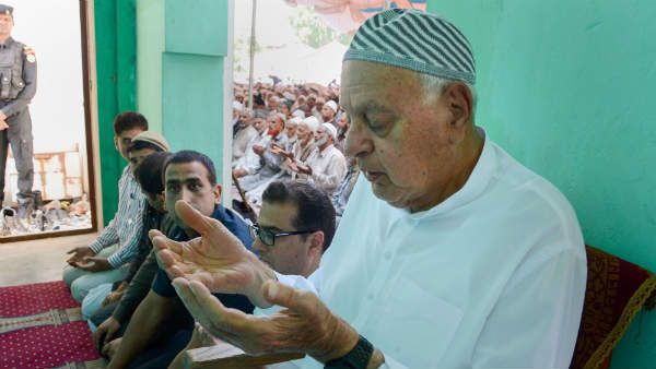 आर्टिकल 370: घर में कैद फारूख अब्‍दुल्‍ला कुरान से करते हैं दिन की शुरुआत, पांच बार पढ़ने लगे हैं नमाज