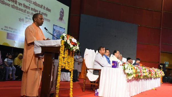 तीन तलाक पीड़ित महिलाओं से मिले सीएम योगी, बोले- दूसरी शादी करने वाले हिंदु पुरुषों पर भी होगी कार्रवाई