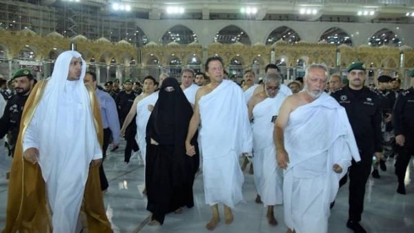 पाकिस्तान: पीएम आवास के कर्मचारी का दावा, आईने में नहीं दिखता है इमरान की पत्नी का अक्स