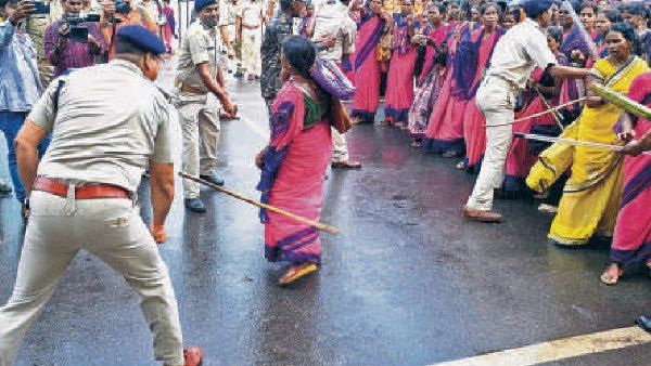 VIDEO: आंगनबाड़ी सेविकाओं पर झारखंड पुलिस ने भांजी लाठियां, कई घायल