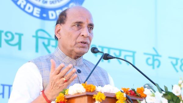 डीआरडीई अधिकारियों के साथ राजनाथ की बैठक, रासायनिक हथियारों के खतरे पर कही ये बात