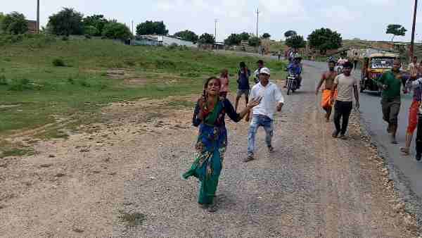 मिर्जापुर: बच्चा चोरी की अफवाह में पकड़ी गई बांग्लादेशी महिला, लोगों ने पीटा