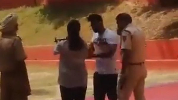 Viral Video:दिल्ली पुलिस के इंस्पेक्टर ने सरकारी पिस्टल से बेटी-बेटे से कर्रवाई फायरिंग, तमाशबीन बनी पुलिस